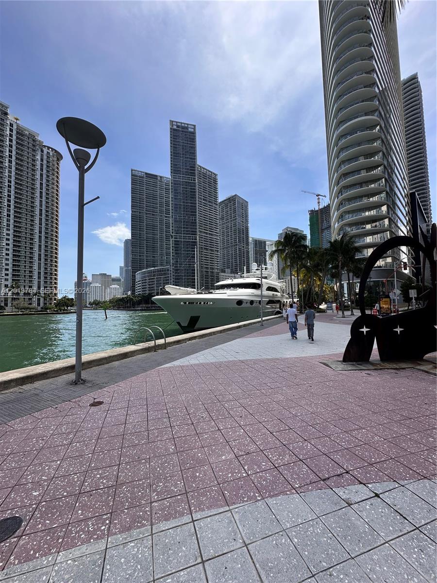 325 S Biscayne Blvd #2215, Miami FL 33131