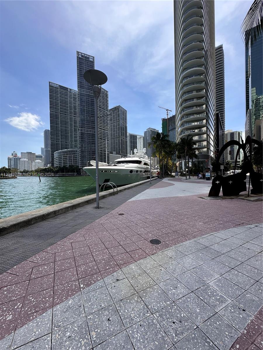 325 S Biscayne Blvd #2215, Miami FL 33131