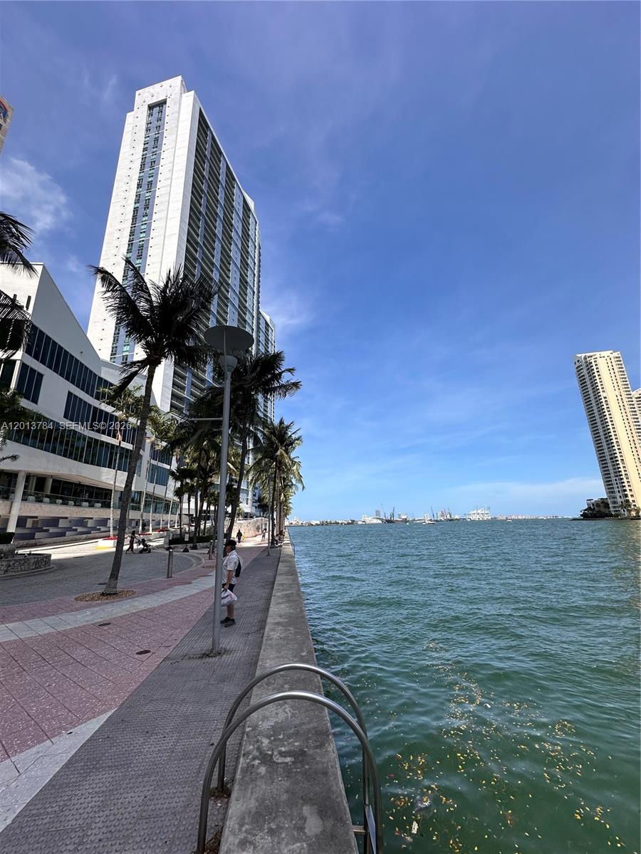 325 S Biscayne Blvd #2215, Miami FL 33131