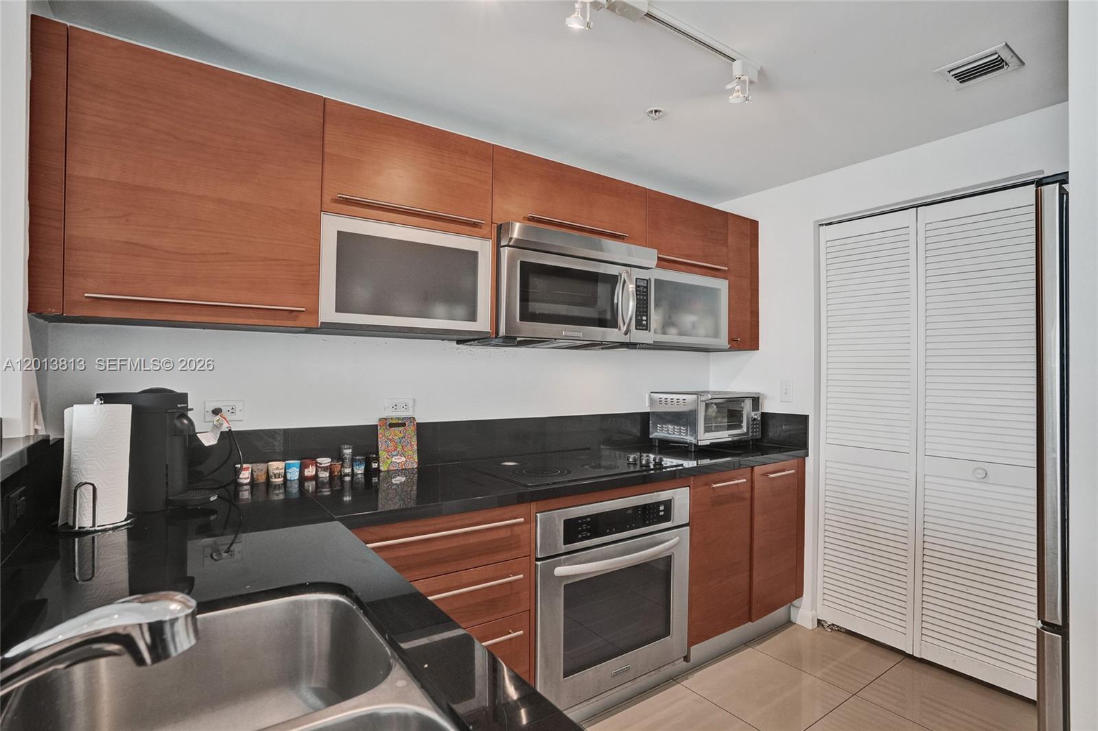 253 NE 2nd St #3304, Miami FL 33132