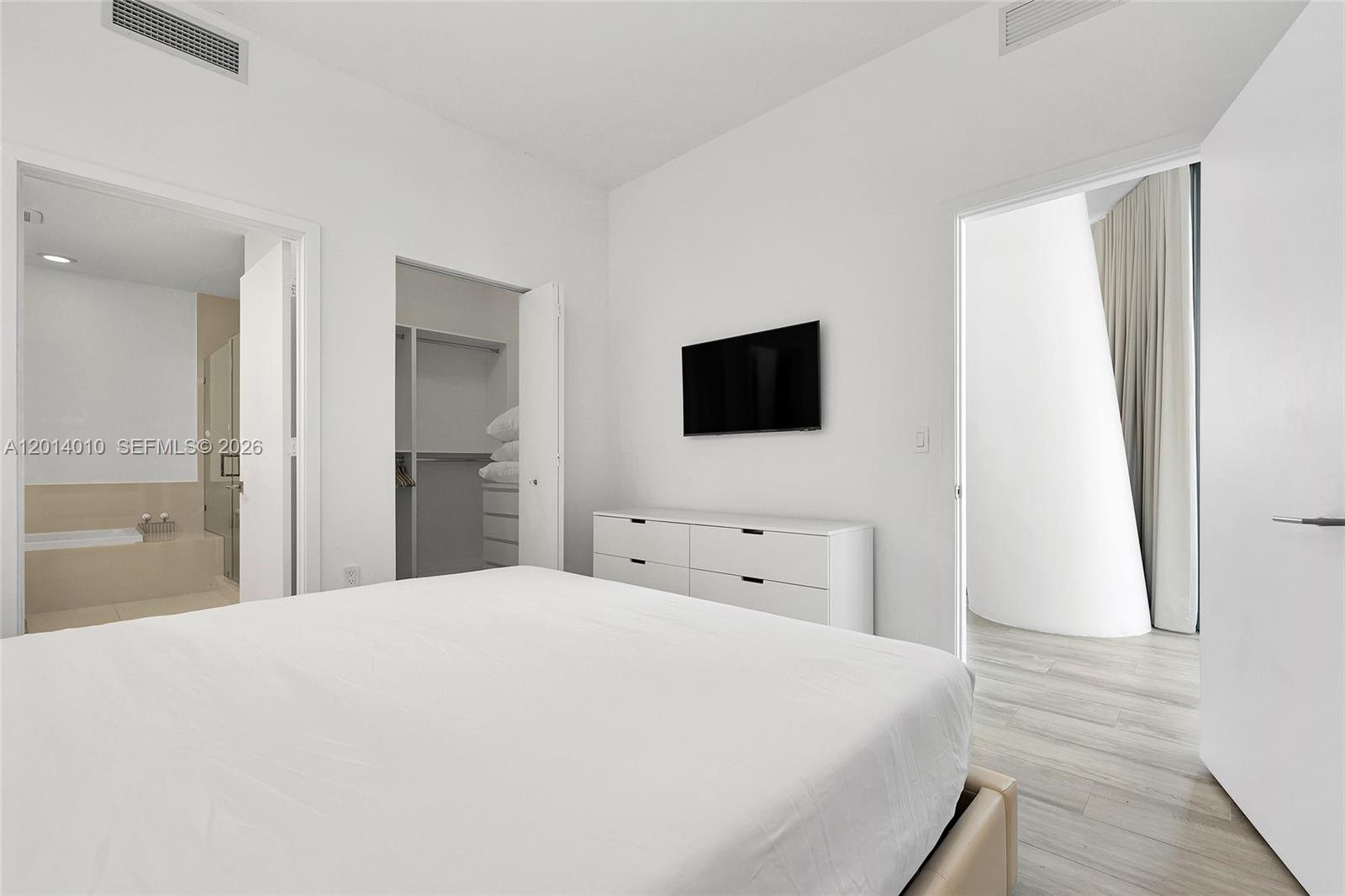 55 SW 9th St #4208, Miami FL 33130