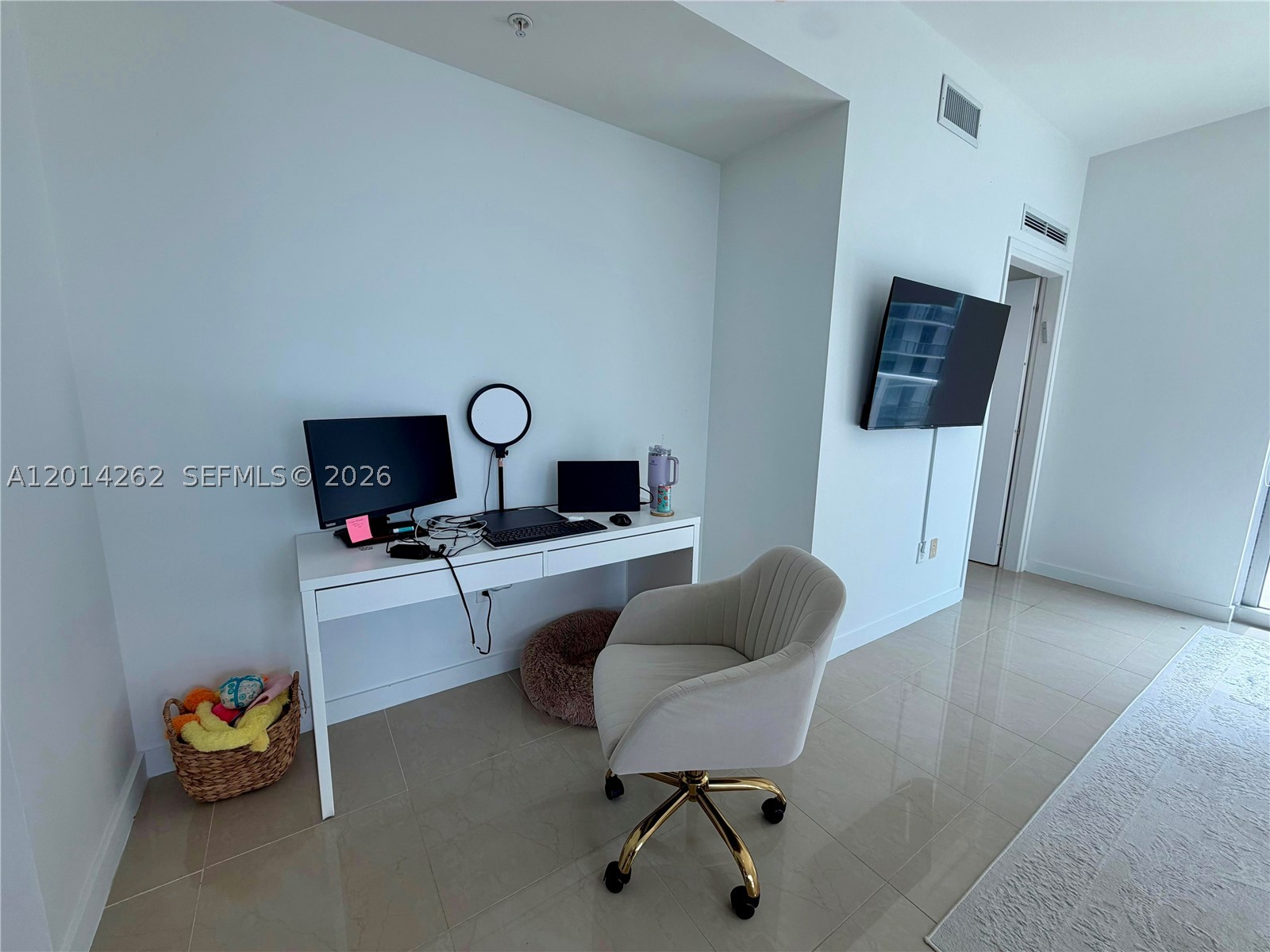 300 S Biscayne Blvd #T-3701, Miami FL 33131