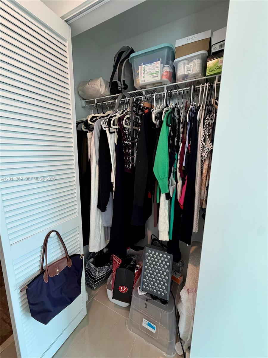 300 S Biscayne Blvd #T-3701, Miami FL 33131