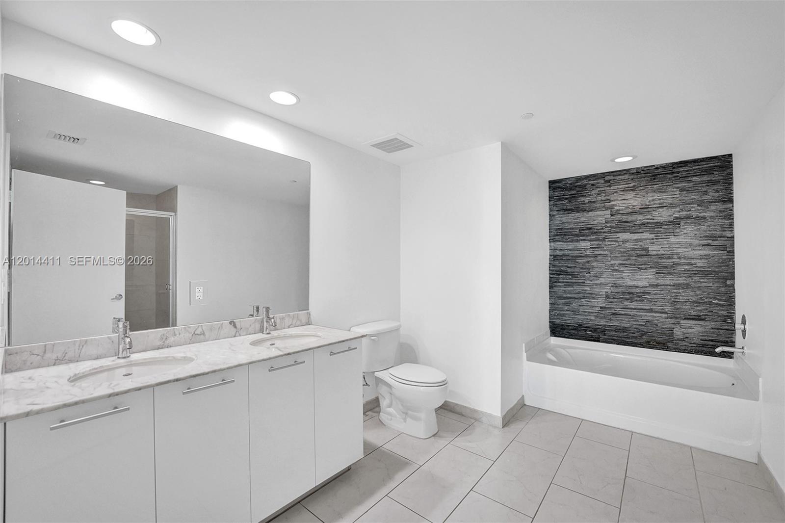 950 Brickell Bay Dr #1706, Miami FL 33131