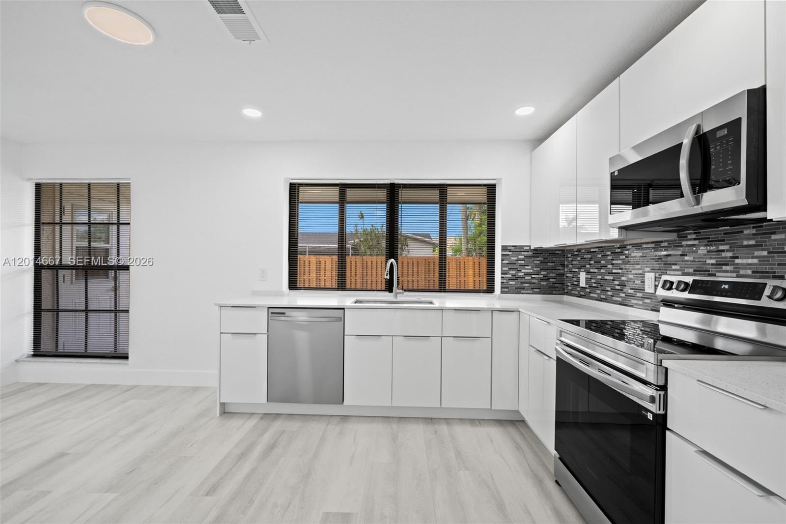 10171 NW 24th St, Sunrise FL 33322