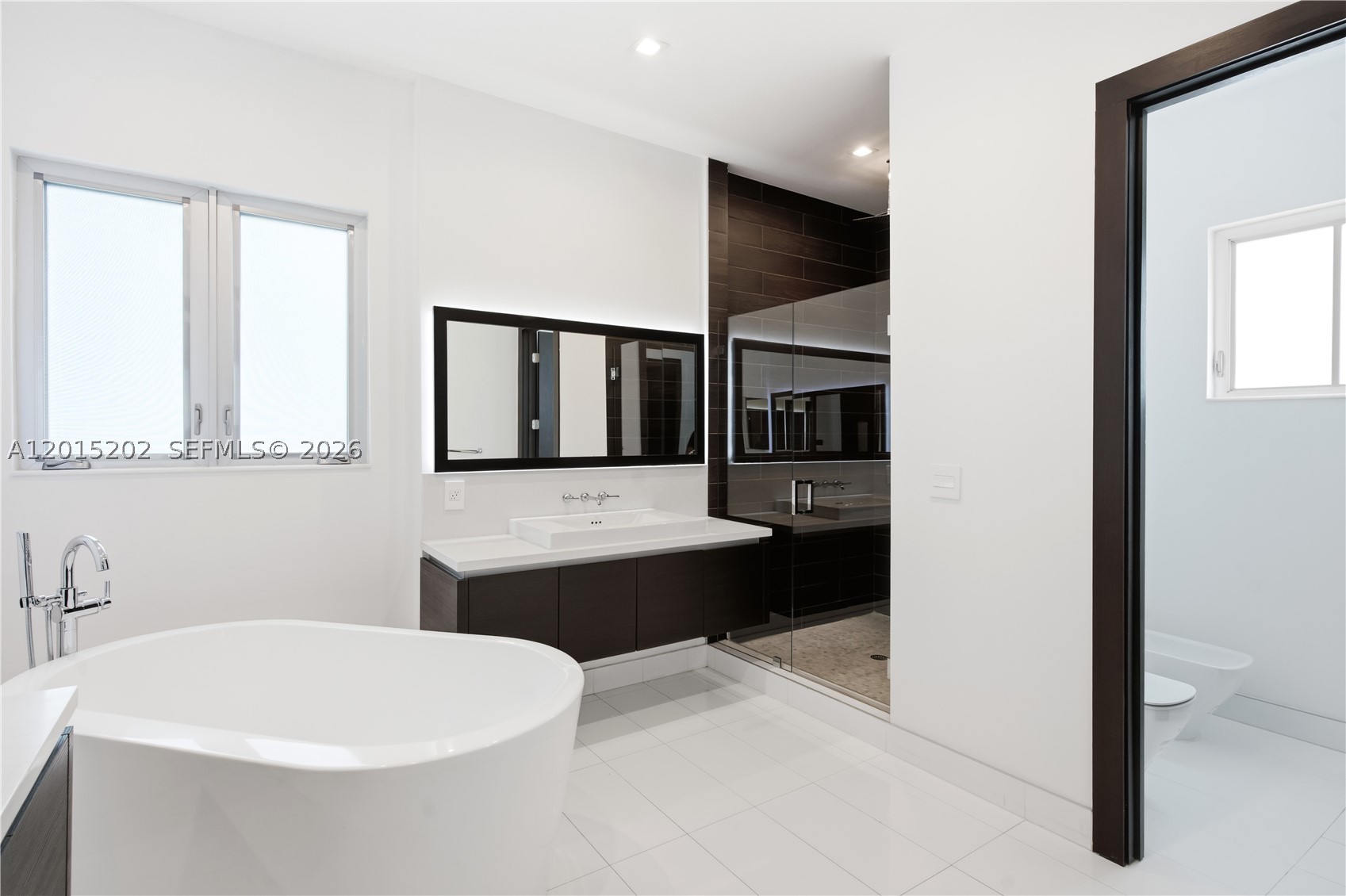 8221 NW 34th Dr, Doral FL 33122