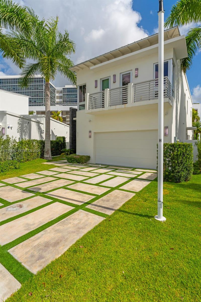8221 NW 34th Dr, Doral FL 33122
