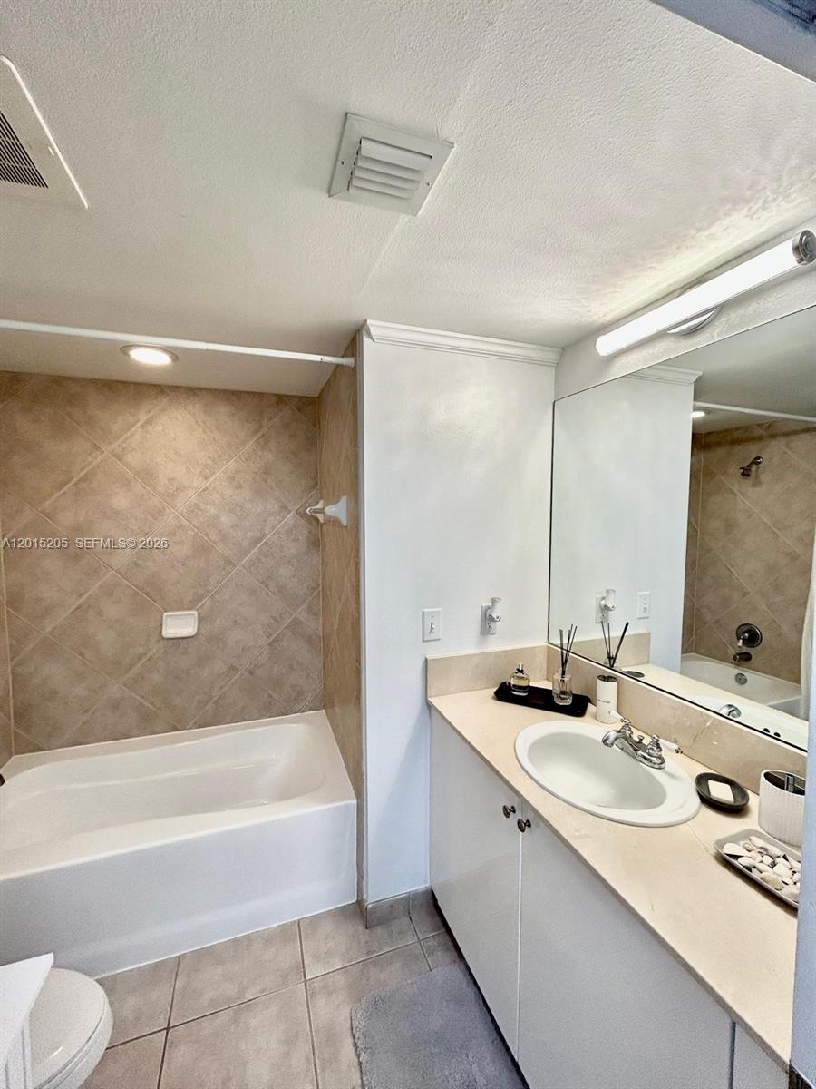 625 Casa Loma Blvd #1009, Boynton Beach FL 33435