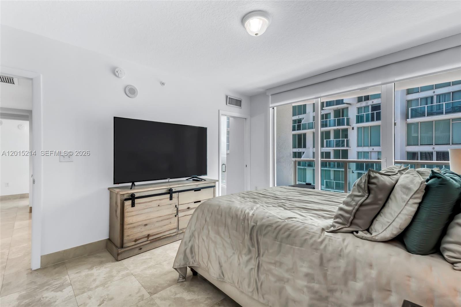 31 SE 5th St #3010, Miami FL 33131