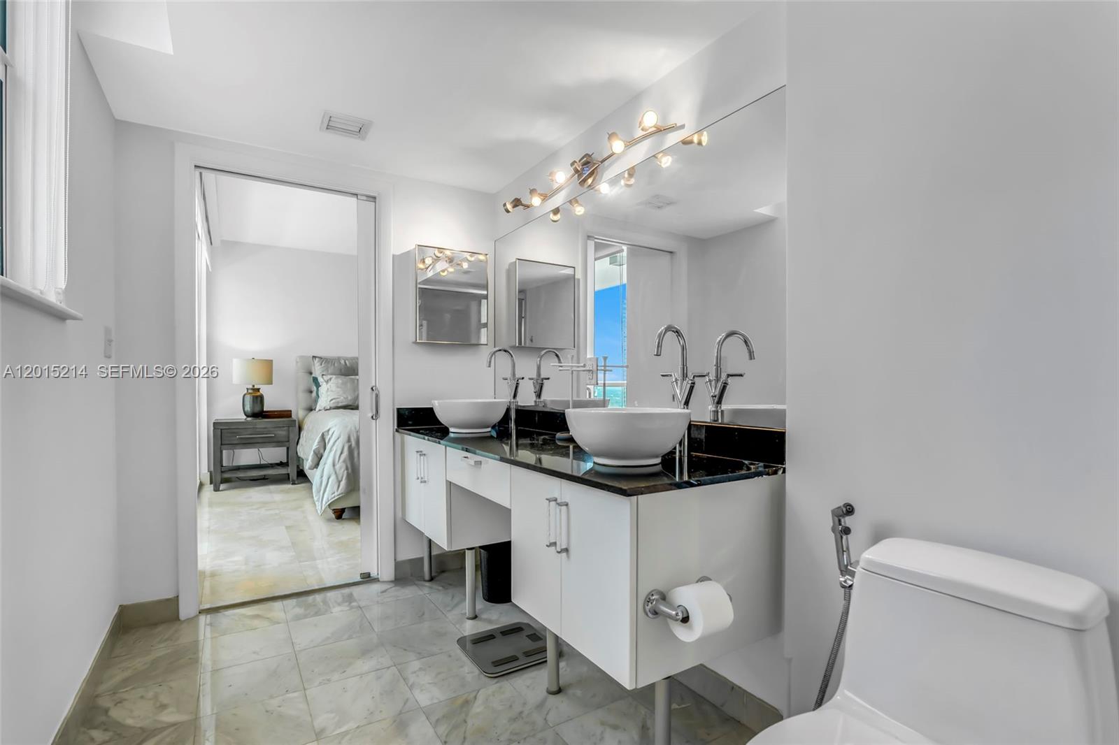 31 SE 5th St #3010, Miami FL 33131
