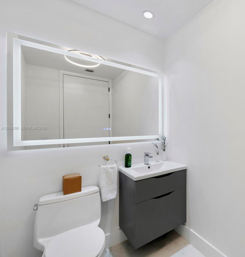 100 S Pointe Dr #2003, Miami Beach FL 33139