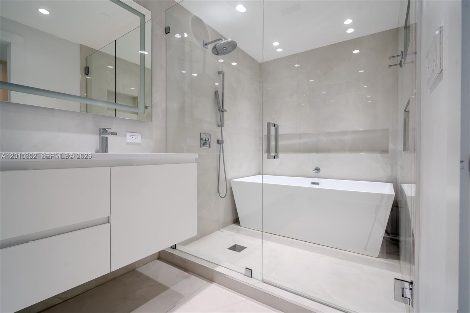 900 Biscayne Blvd #1707, Miami FL 33132