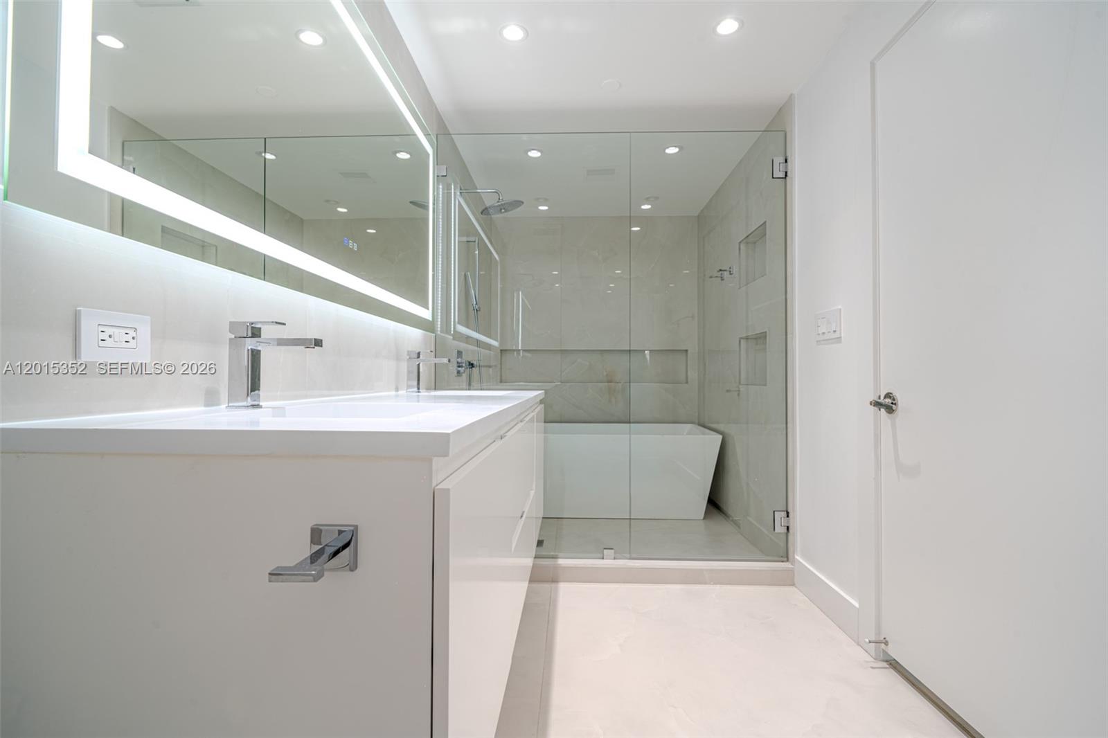 900 Biscayne Blvd #1707, Miami FL 33132