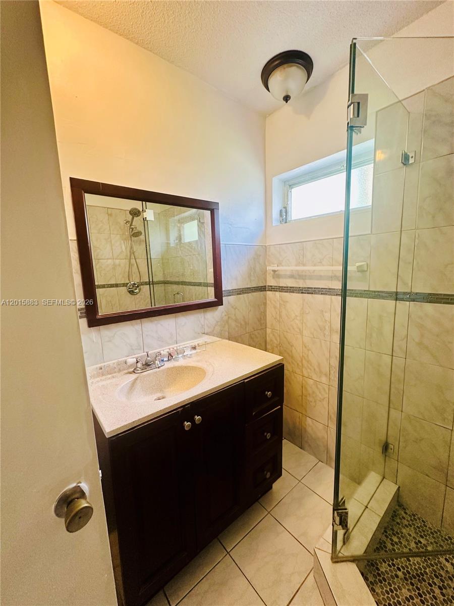 4616 NW 39th St, Lauderdale Lakes FL 33319