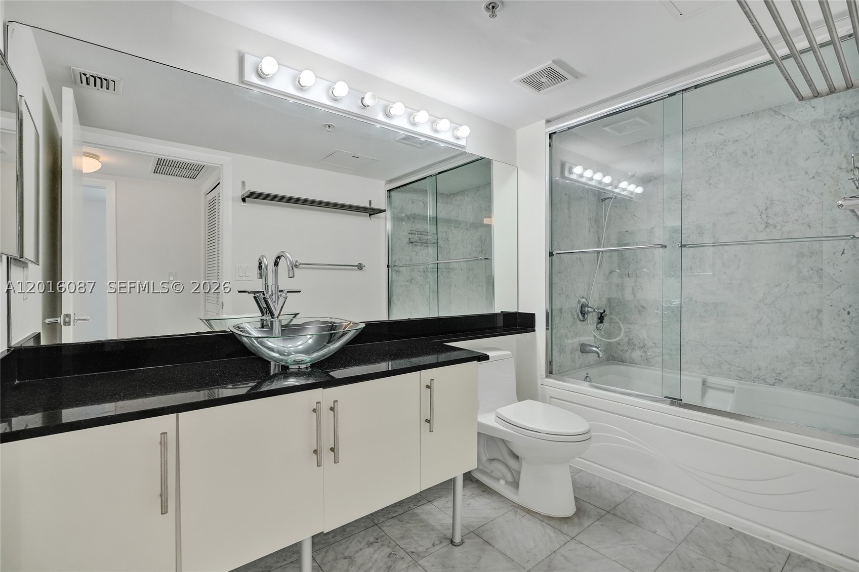 31 SE 5th St #2305, Miami FL 33131