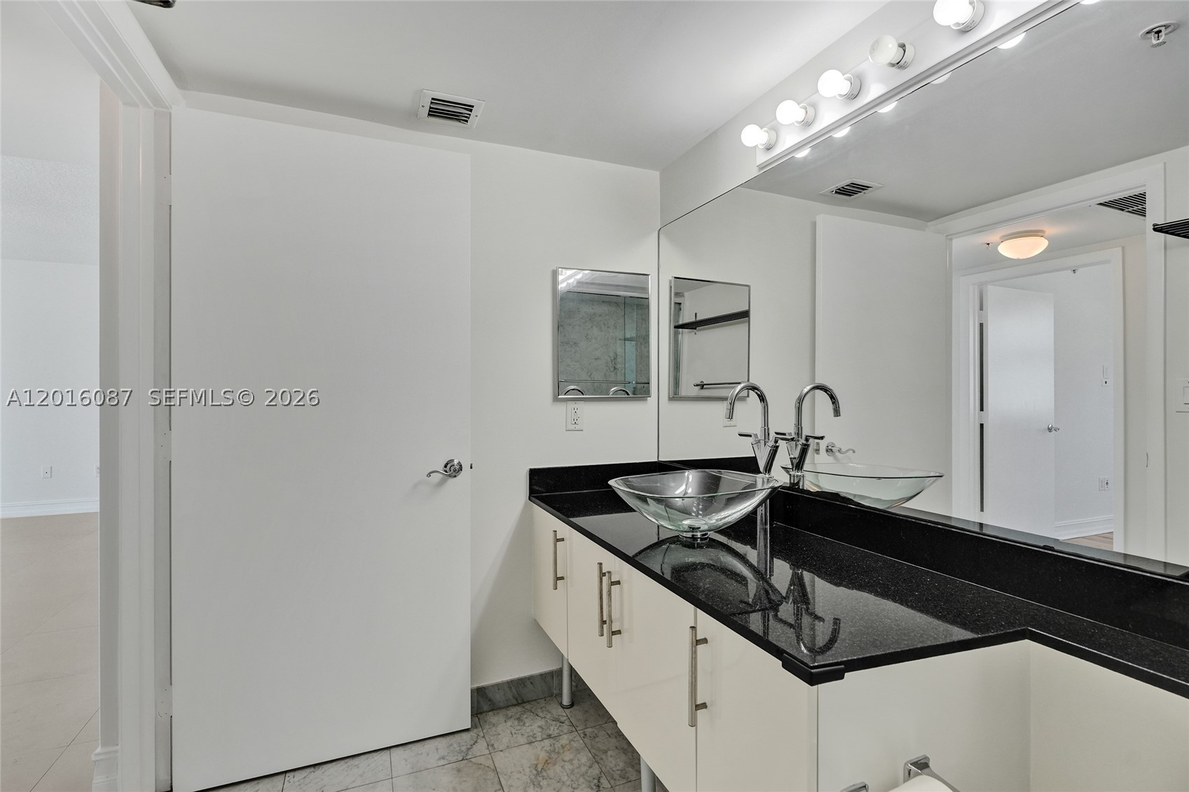31 SE 5th St #2305, Miami FL 33131