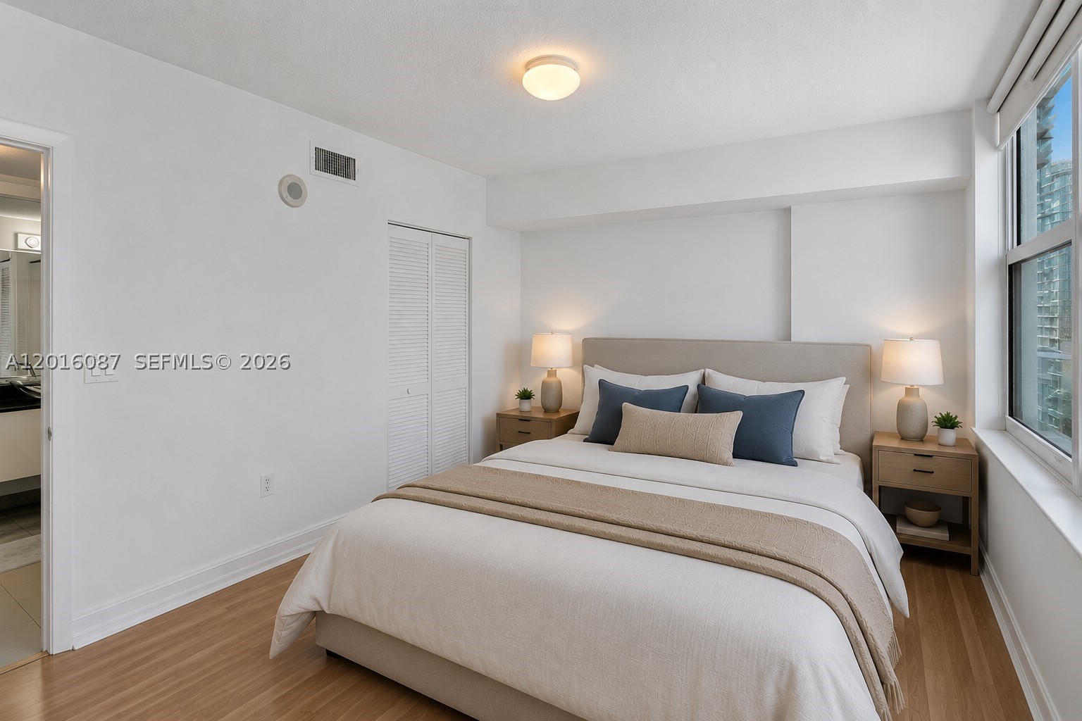 31 SE 5th St #2305, Miami FL 33131