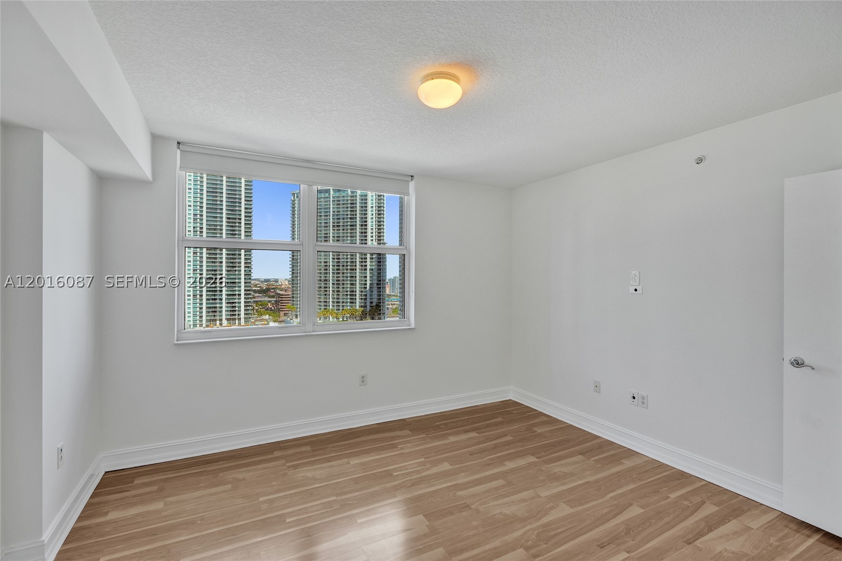 31 SE 5th St #2305, Miami FL 33131