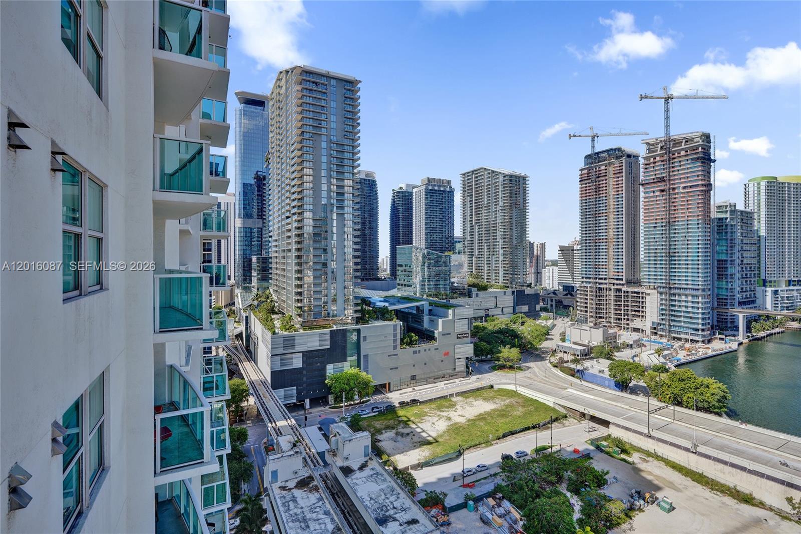 31 SE 5th St #2305, Miami FL 33131