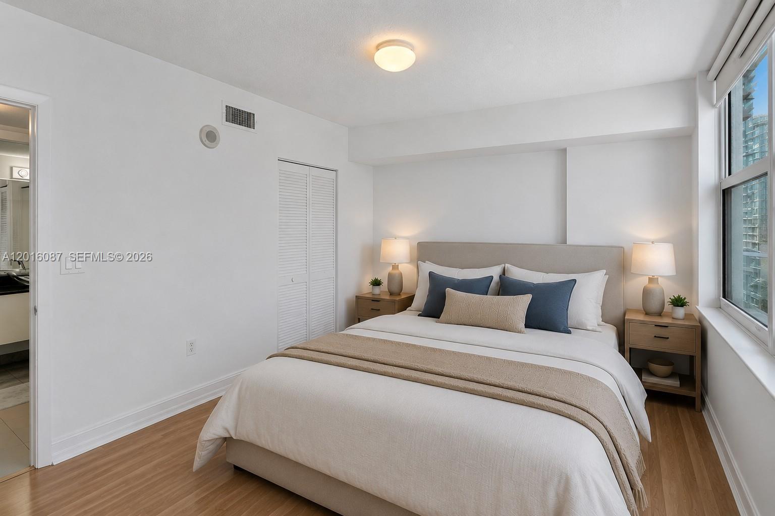 31 SE 5th St #2305, Miami FL 33131