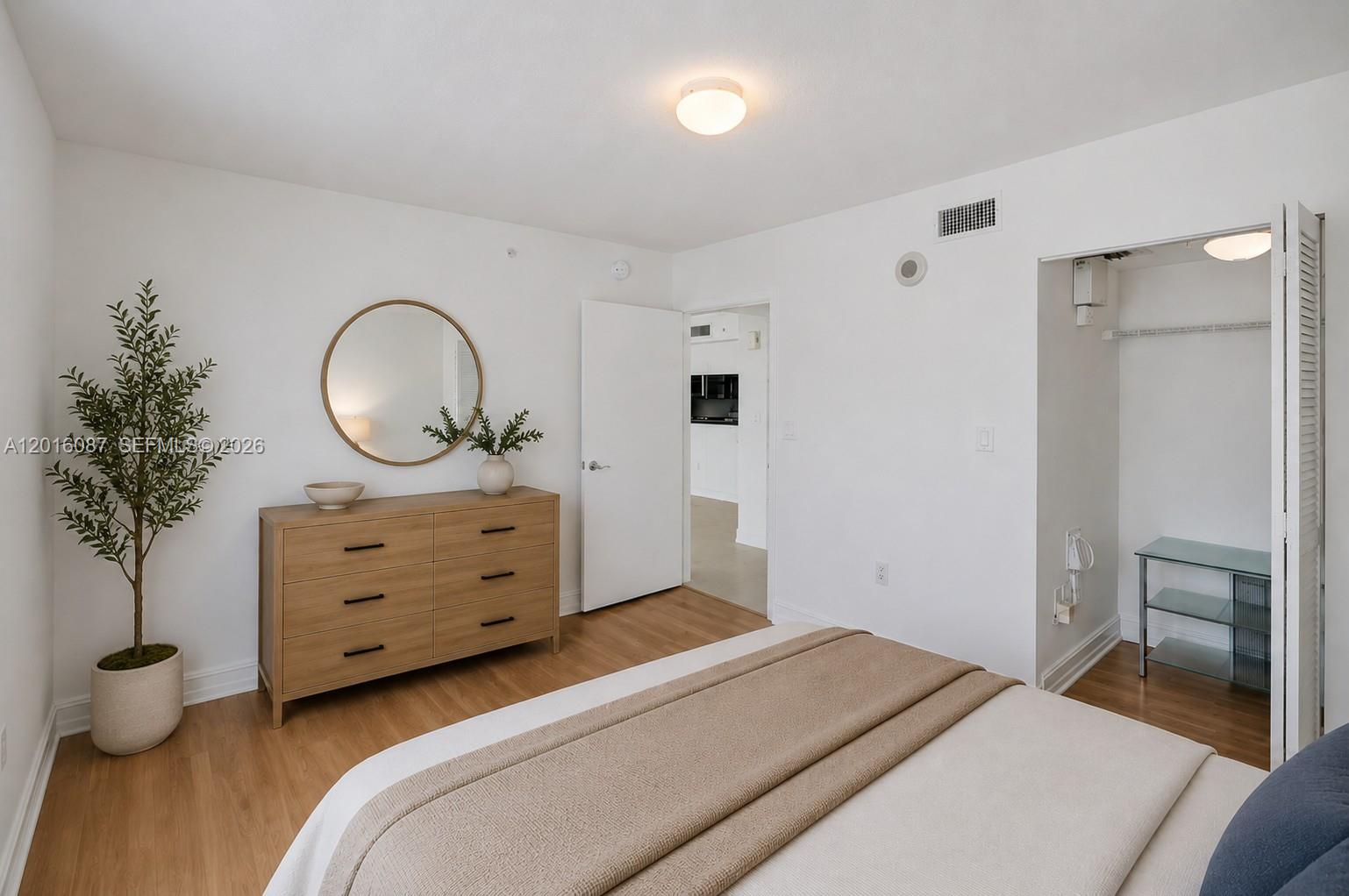 31 SE 5th St #2305, Miami FL 33131
