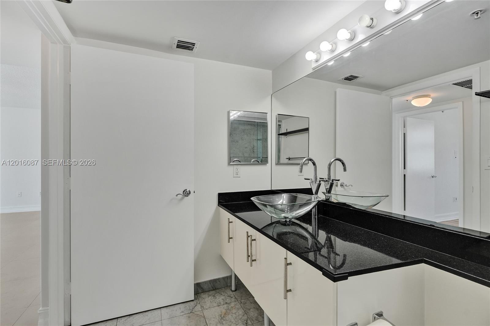 31 SE 5th St #2305, Miami FL 33131