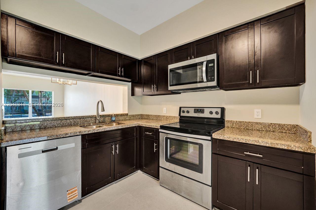 43 Simonton Cir, Weston FL 33326