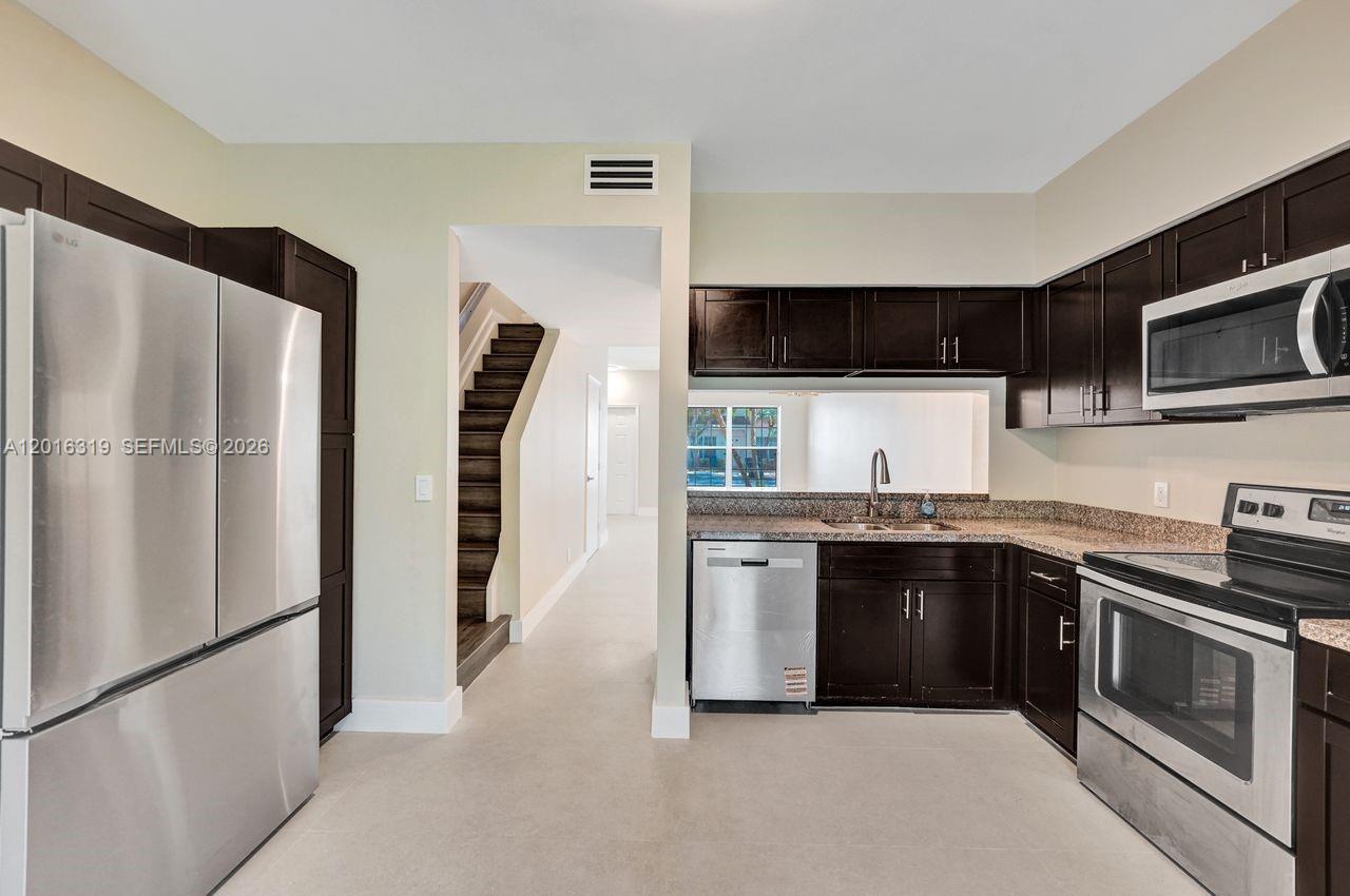 43 Simonton Cir, Weston FL 33326
