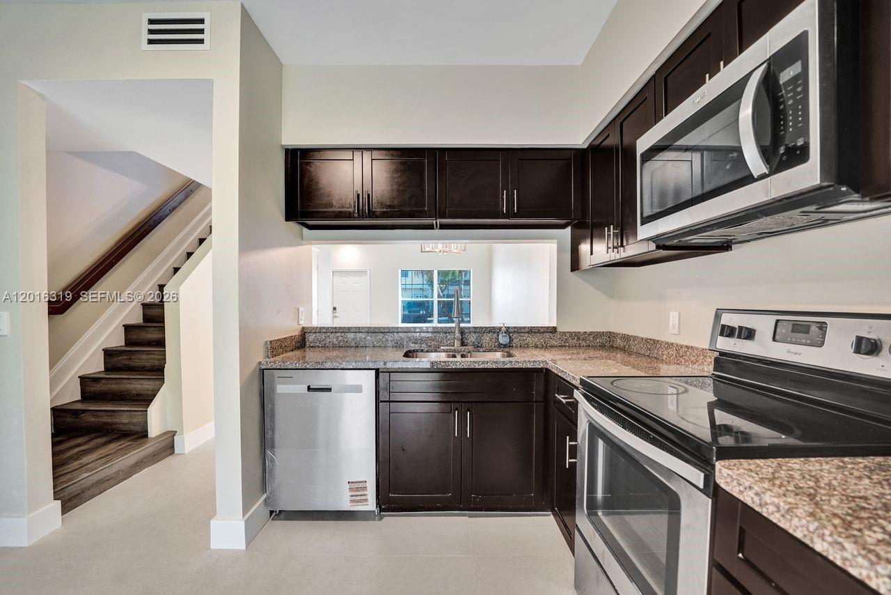 43 Simonton Cir, Weston FL 33326