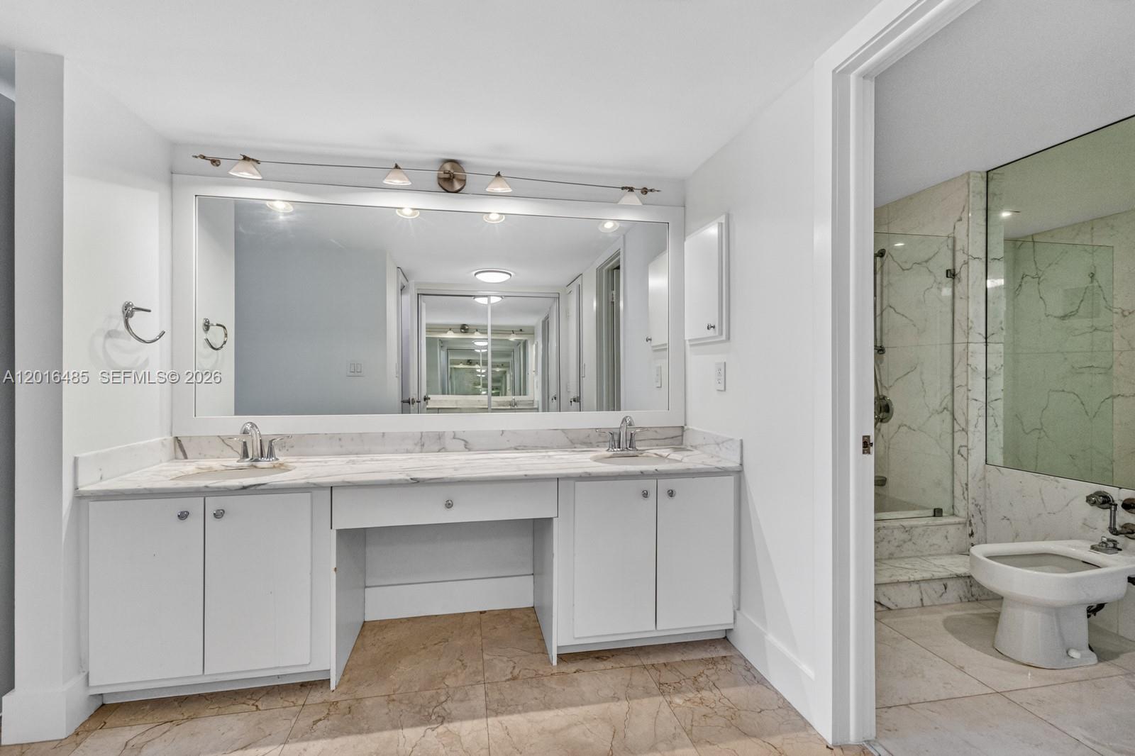 199 Ocean Lane Dr #811, Key Biscayne FL 33149