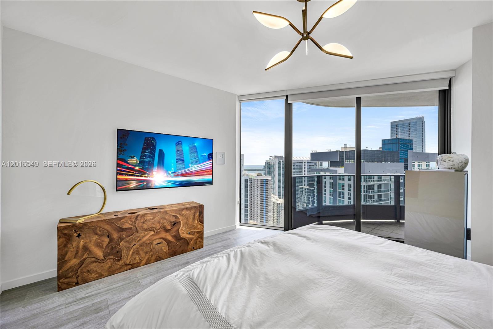 1000 Brickell Plz #4601, Miami FL 33131