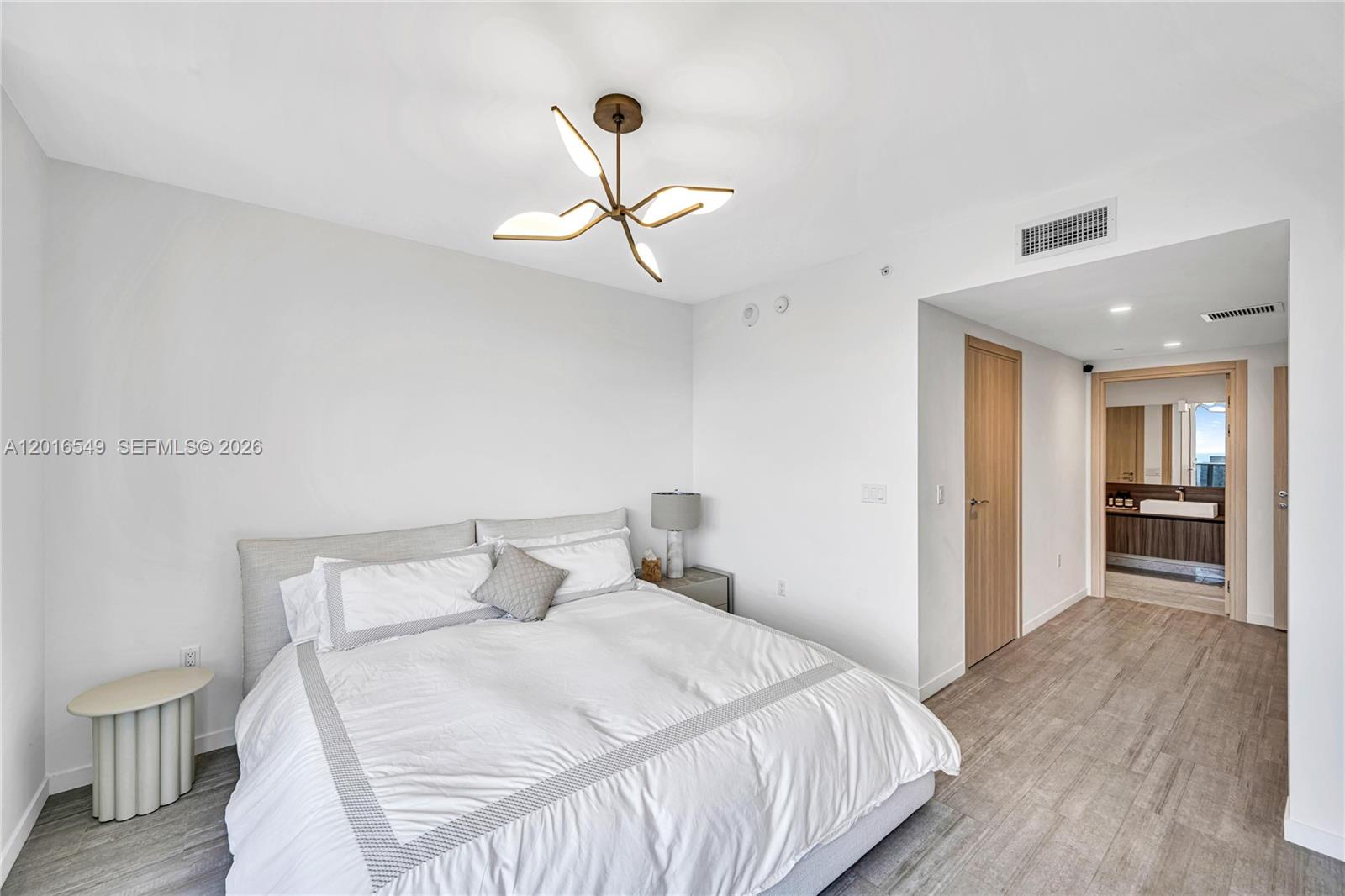 1000 Brickell Plz #4601, Miami FL 33131