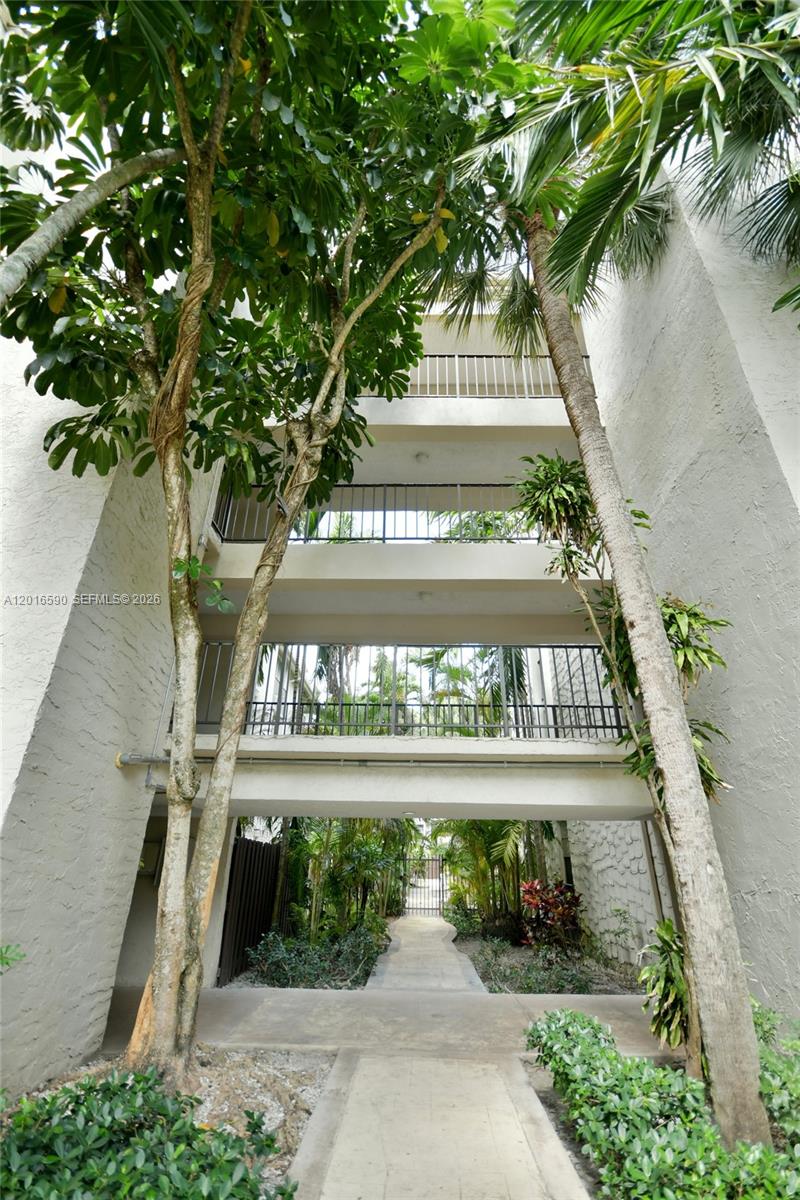 6884 N Kendall Dr #C401, Pinecrest FL 33156