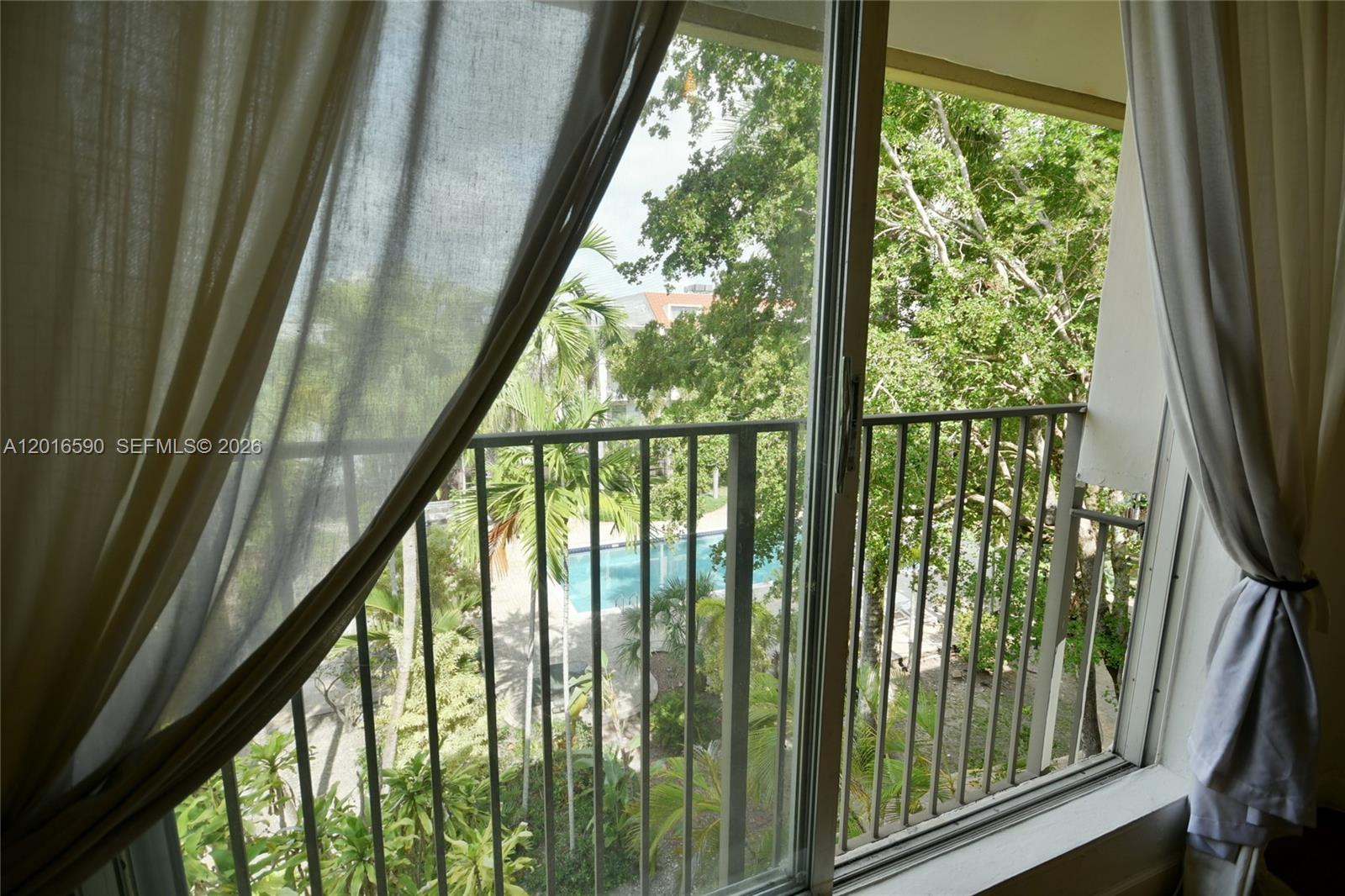 6884 N Kendall Dr #C401, Pinecrest FL 33156
