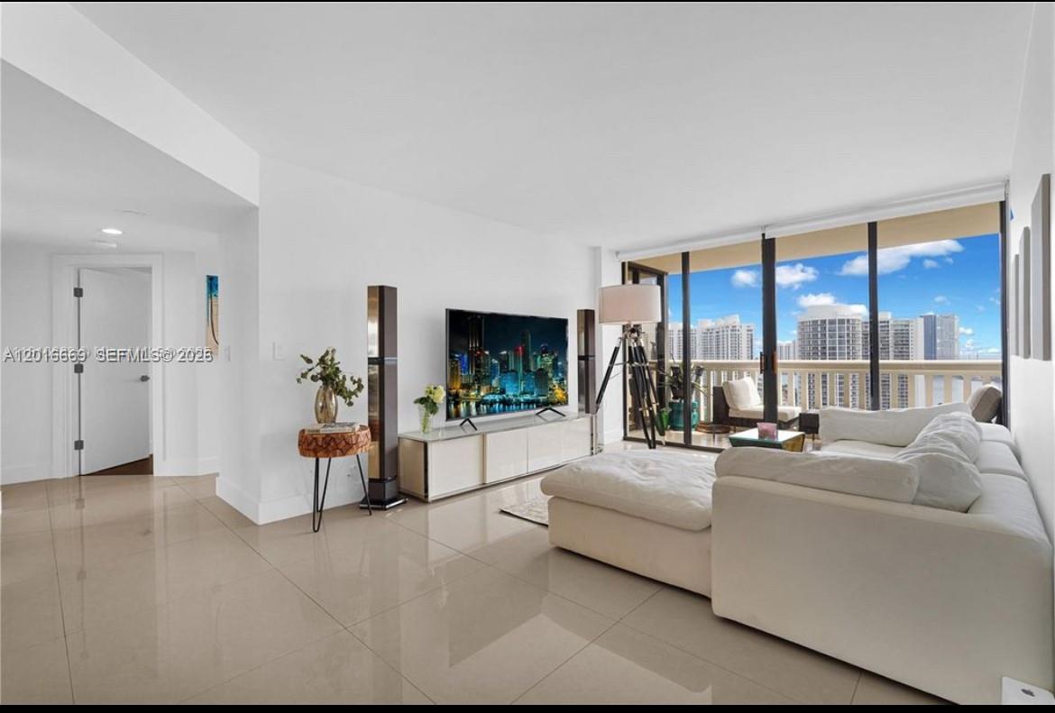 1000 W Island Blvd #2508, Aventura FL 33160