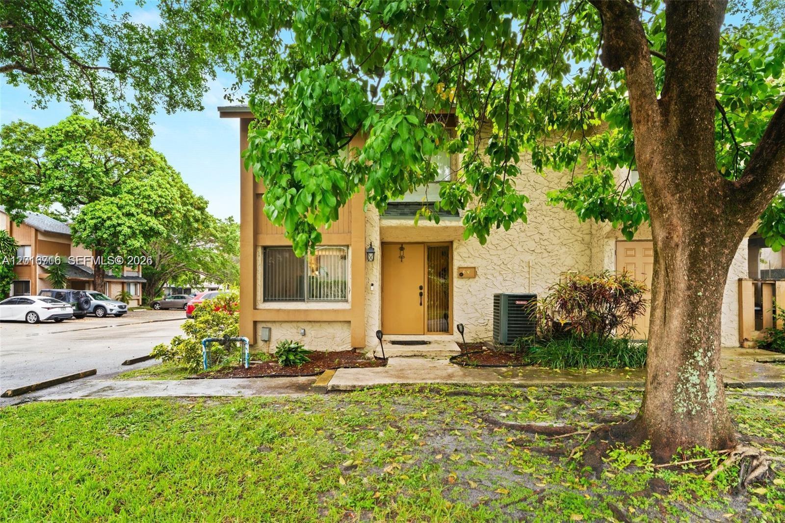 64 Wimbledon Lake Dr #64, Plantation FL 33324