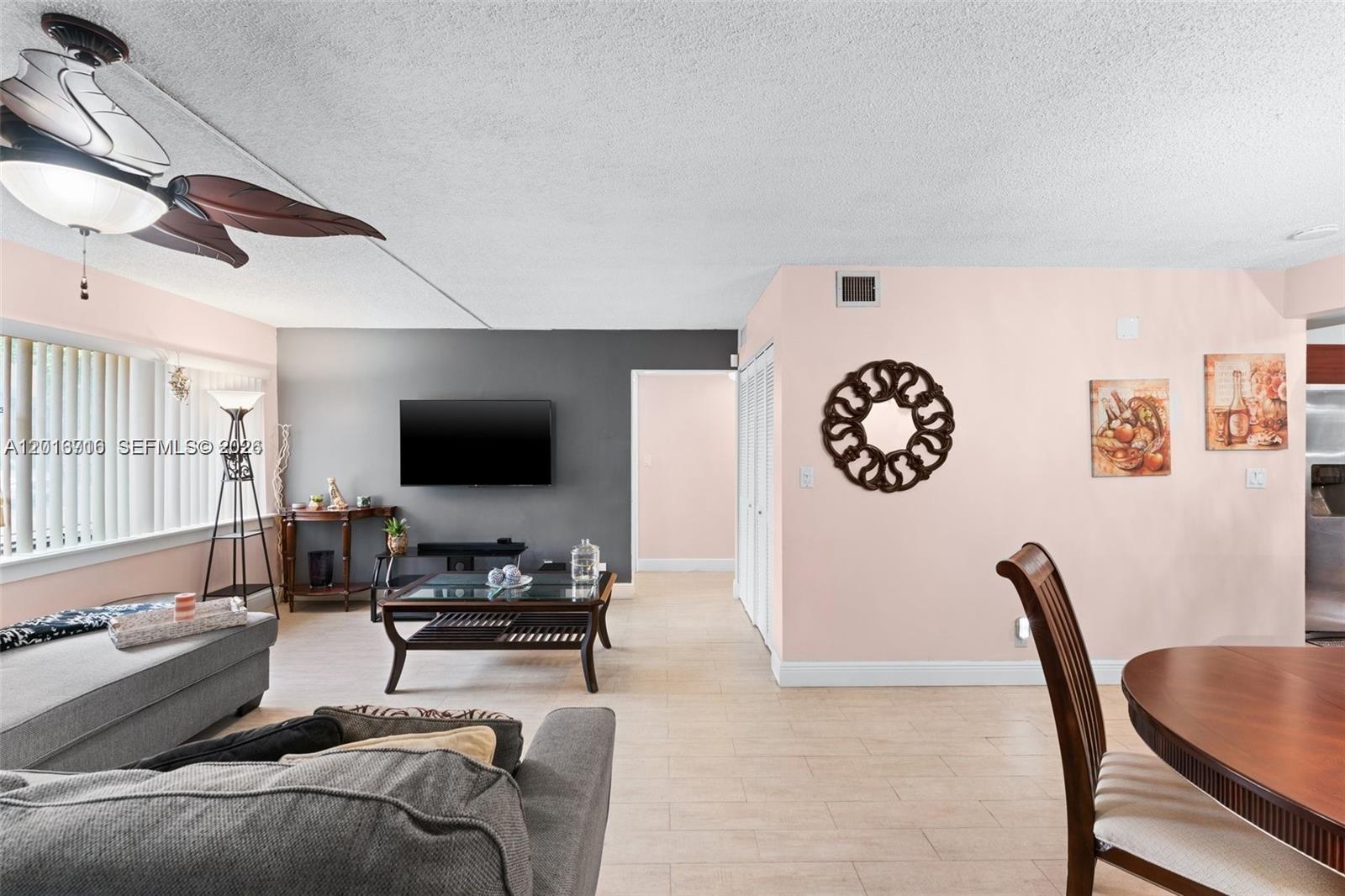 64 Wimbledon Lake Dr #64, Plantation FL 33324