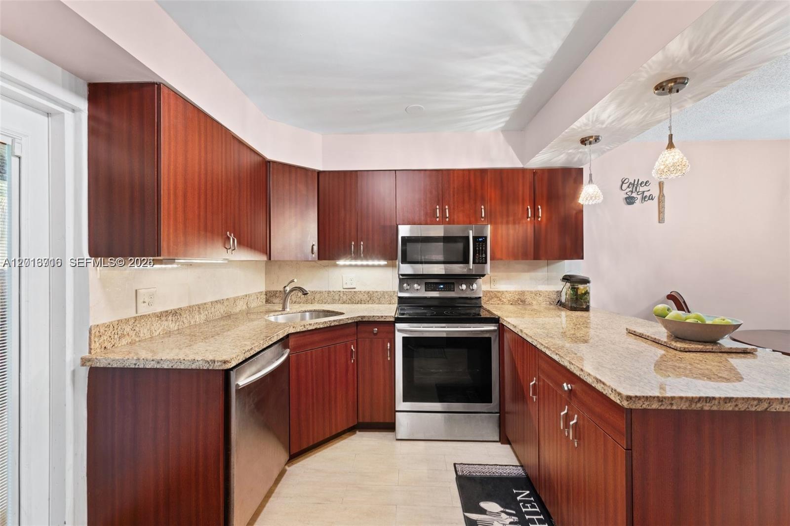 64 Wimbledon Lake Dr #64, Plantation FL 33324