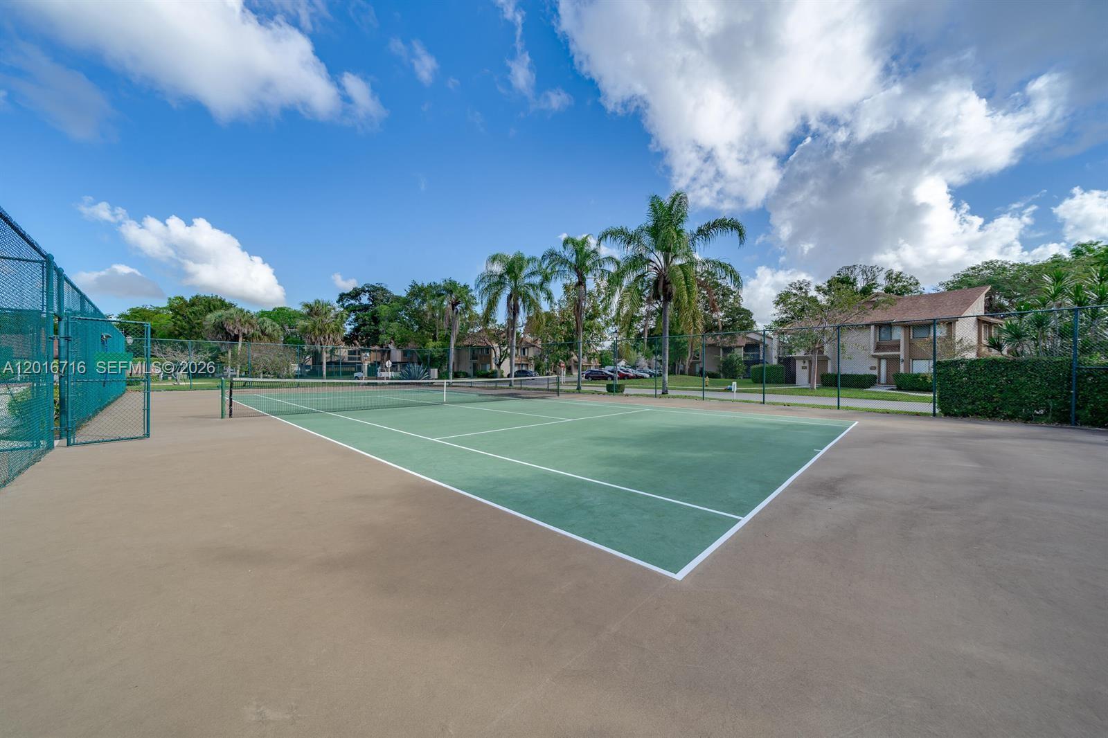 64 Wimbledon Lake Dr #64, Plantation FL 33324