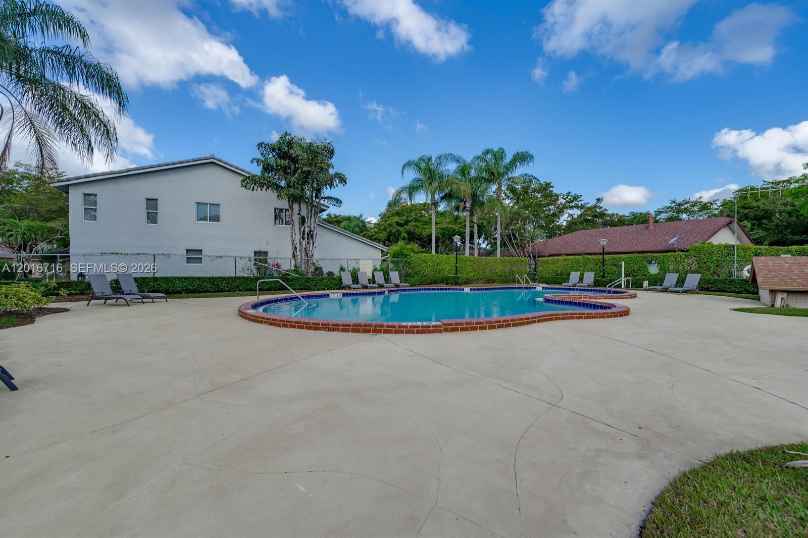 64 Wimbledon Lake Dr #64, Plantation FL 33324