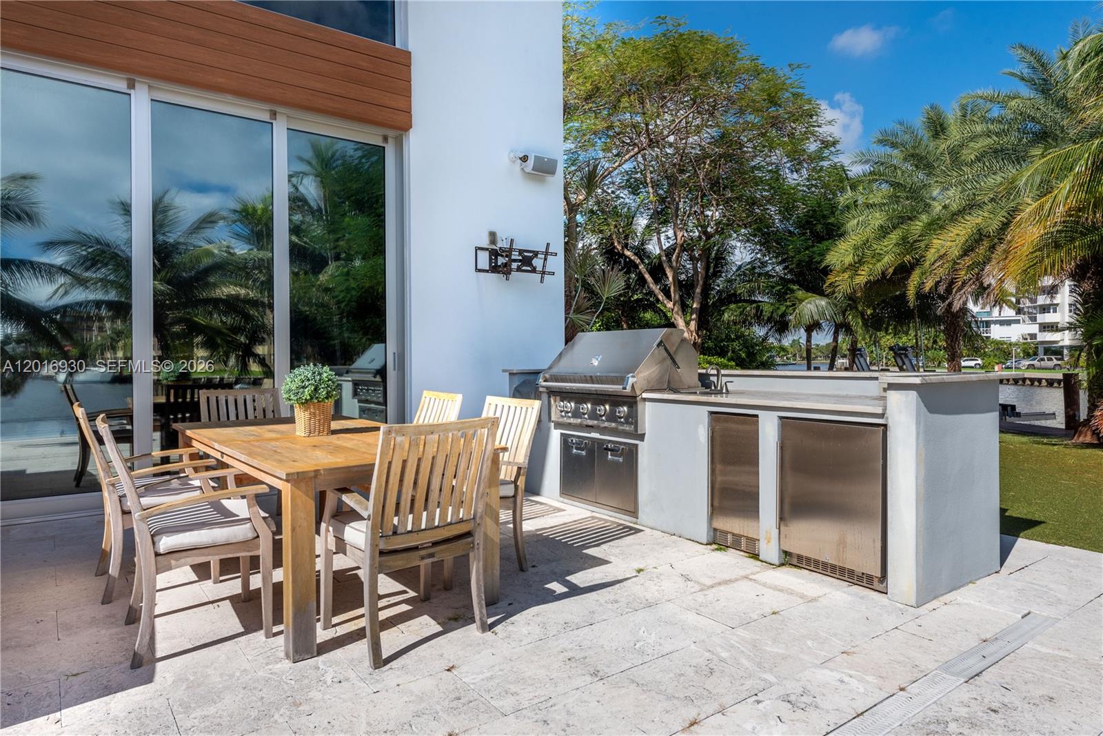 400 Tamarind Dr, Hallandale Beach FL 33009