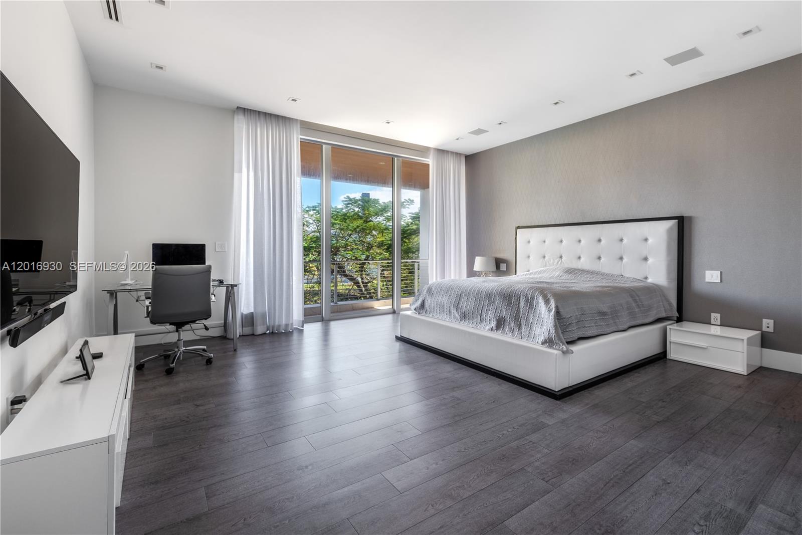 400 Tamarind Dr, Hallandale Beach FL 33009
