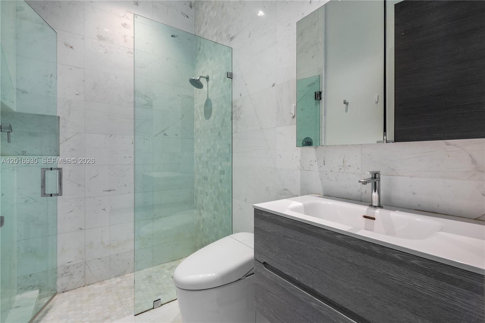 400 Tamarind Dr, Hallandale Beach FL 33009