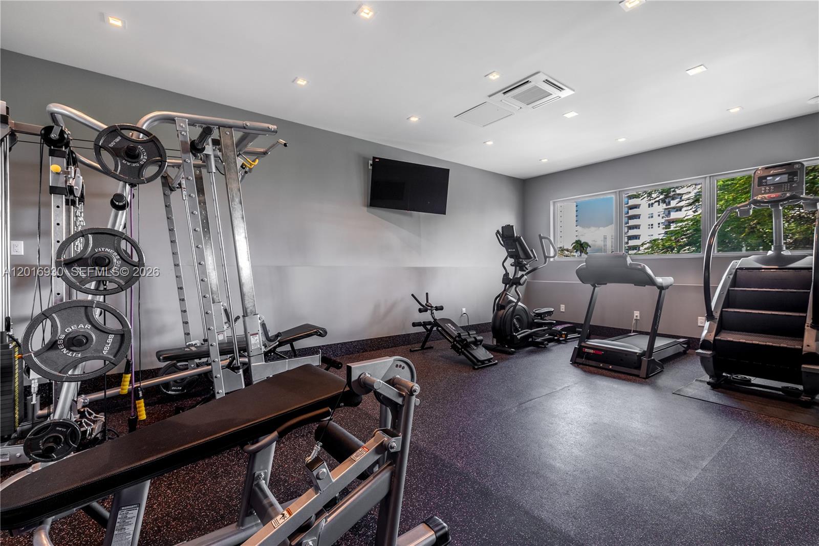 400 Tamarind Dr, Hallandale Beach FL 33009