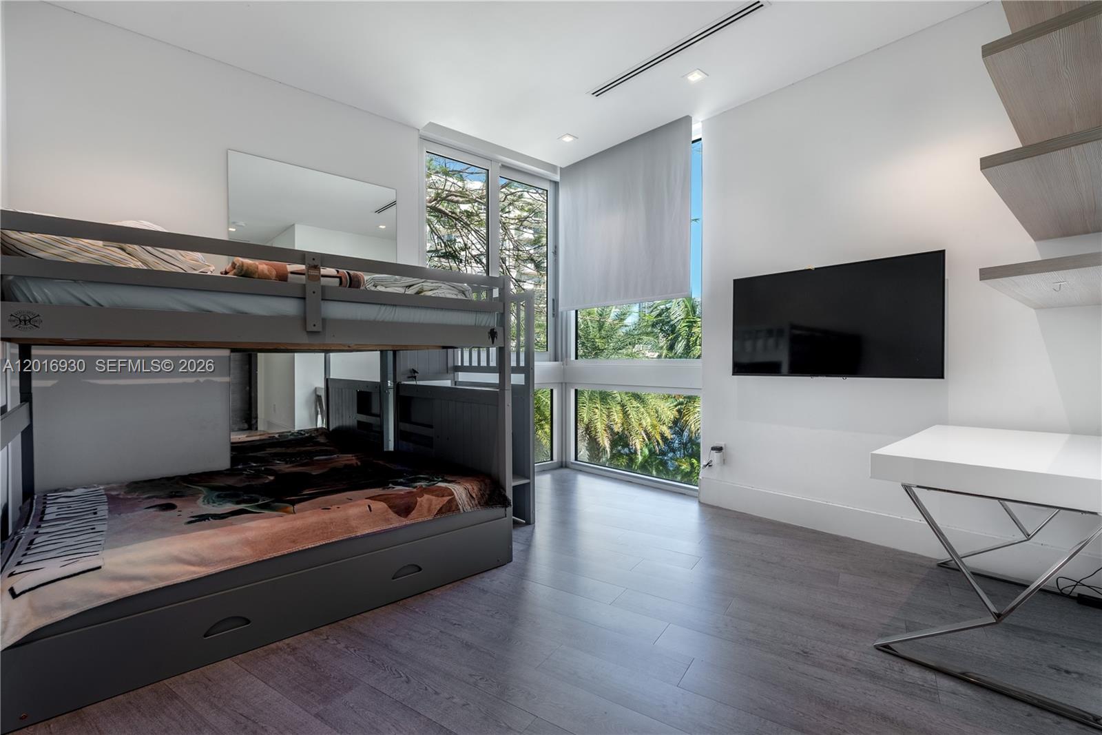 400 Tamarind Dr, Hallandale Beach FL 33009