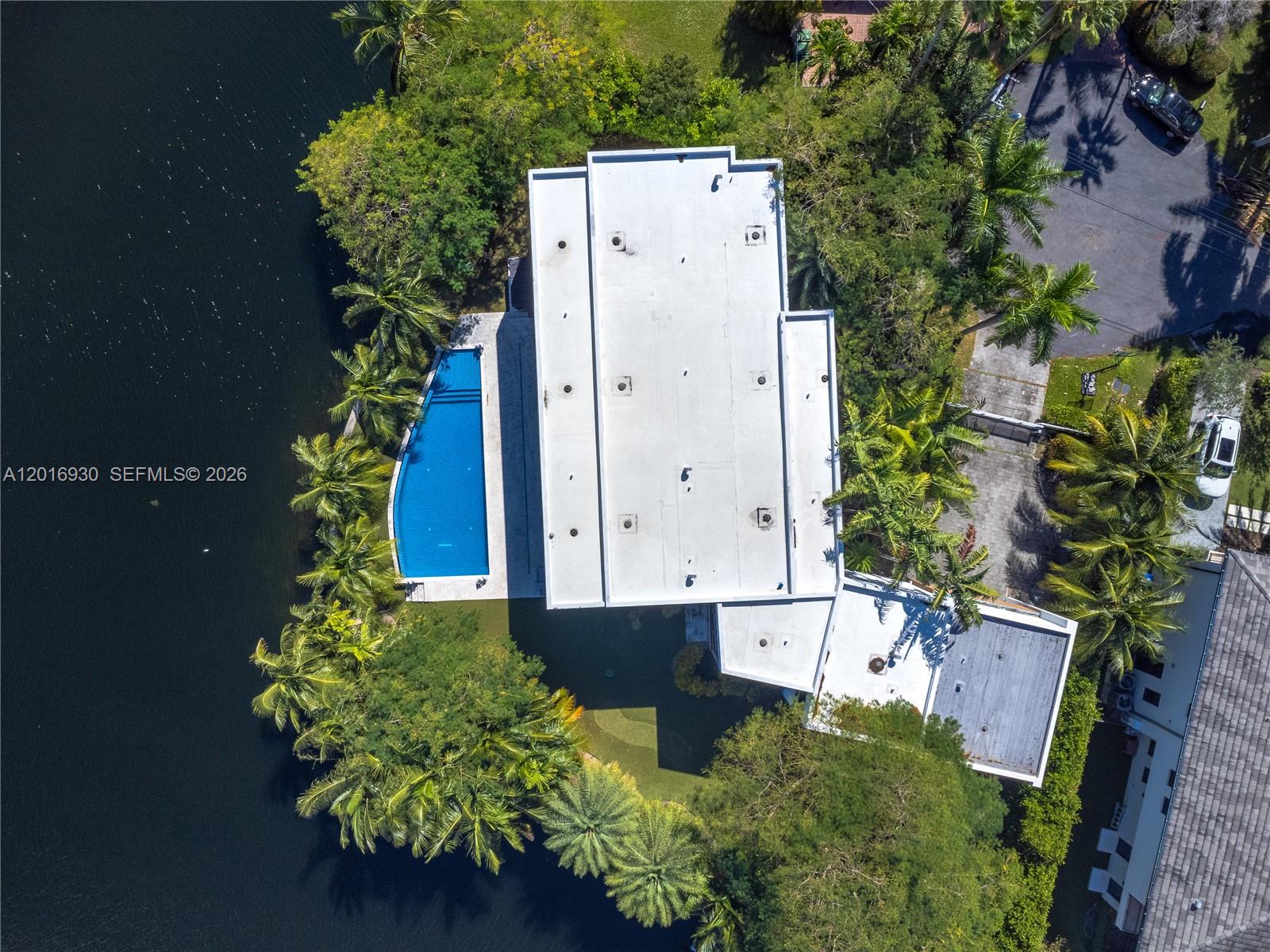 400 Tamarind Dr, Hallandale Beach FL 33009