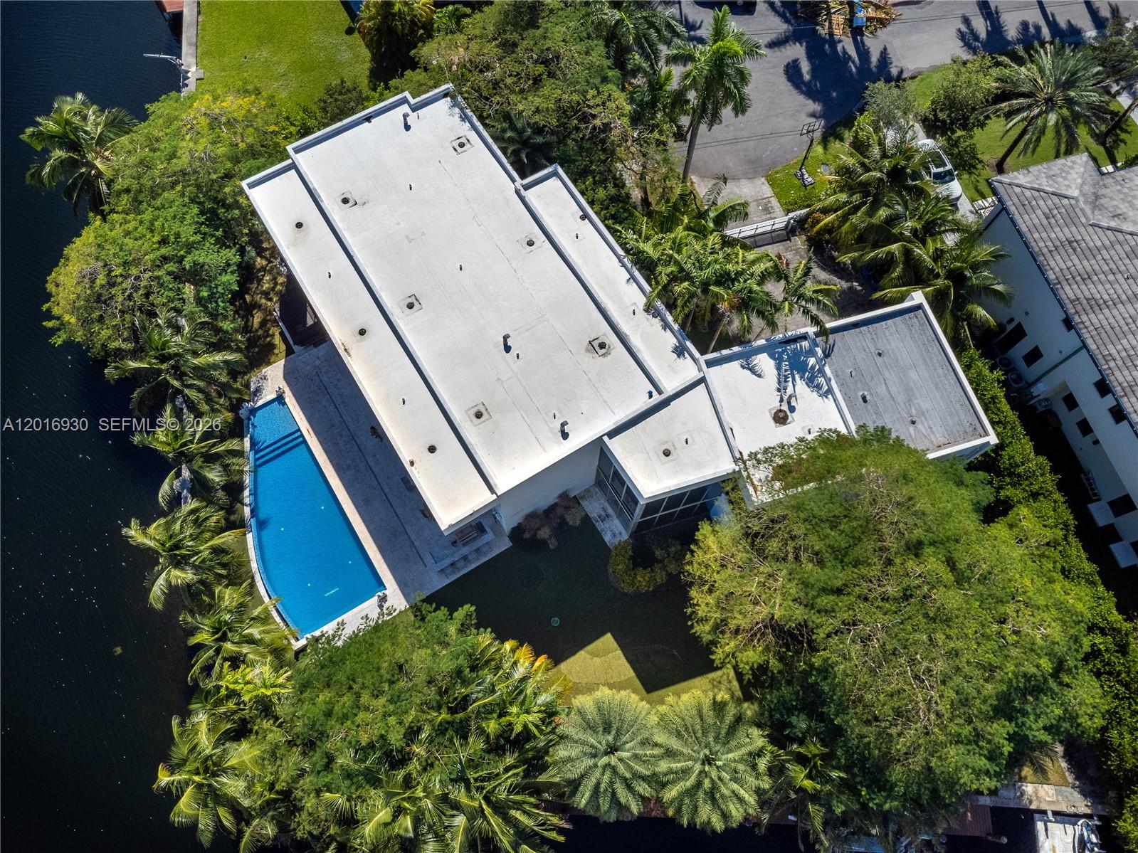 400 Tamarind Dr, Hallandale Beach FL 33009