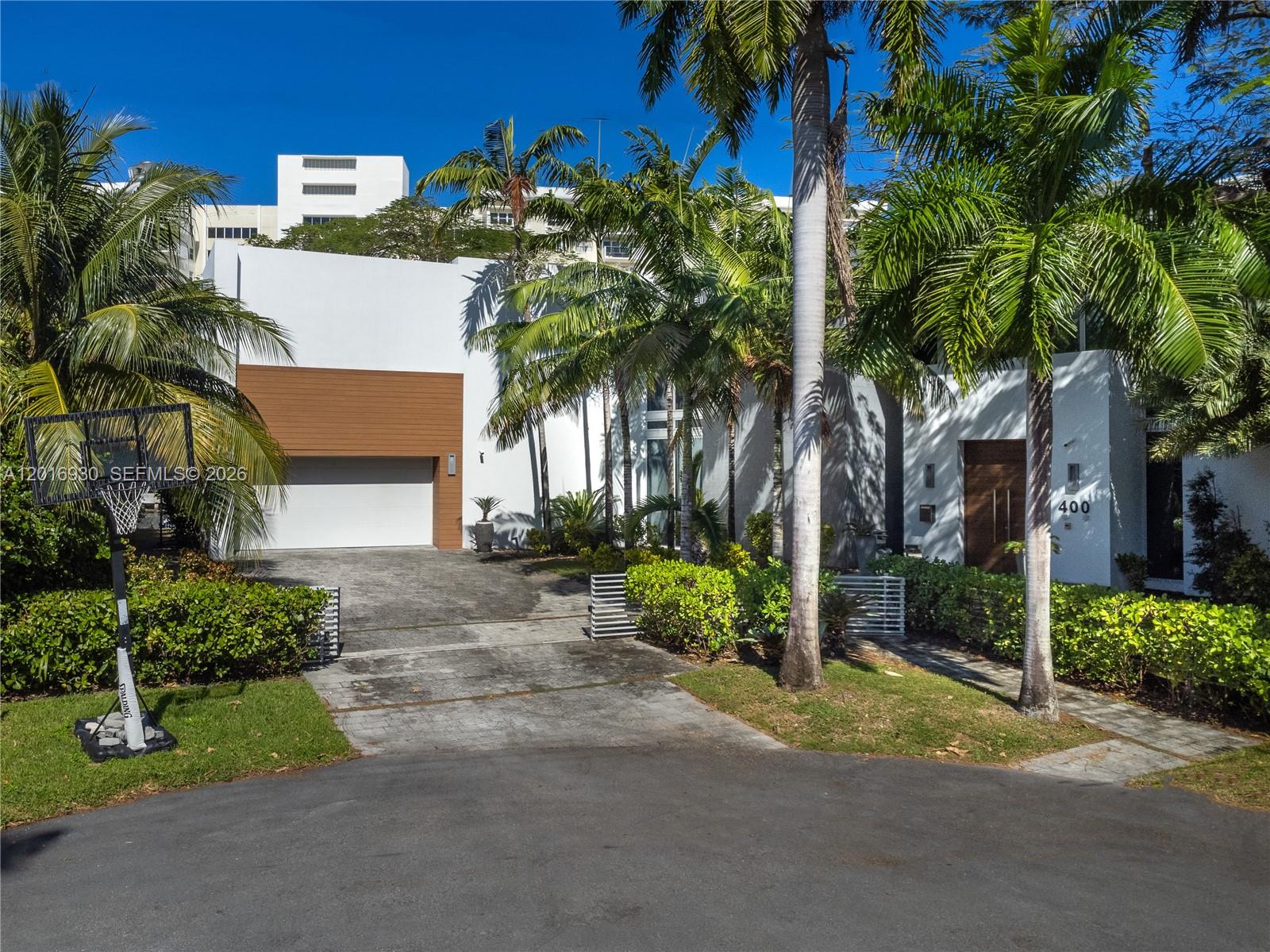400 Tamarind Dr, Hallandale Beach FL 33009