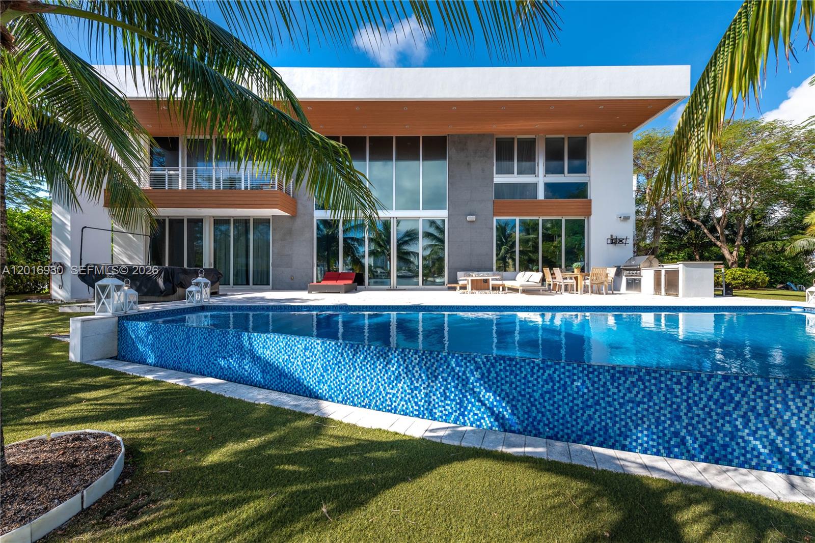 400 Tamarind Dr, Hallandale Beach FL 33009