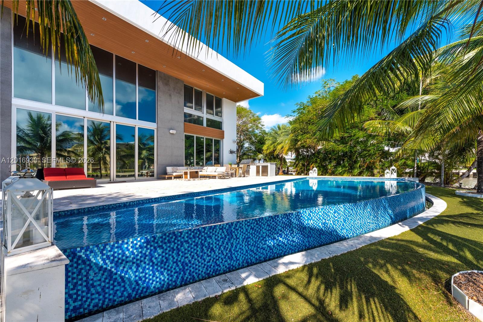 400 Tamarind Dr, Hallandale Beach FL 33009